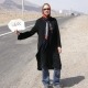 Nina hält ein Schild auf Weg nach Kashan, Roadtrip Iran