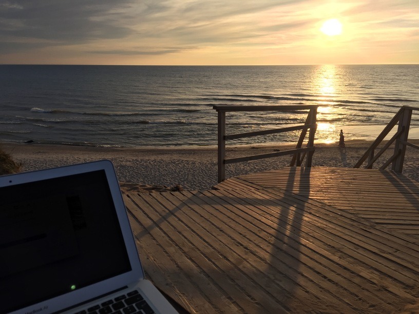 Beachoffice Symbolbild Laptop am Strand für personalisierte Online-Kurse